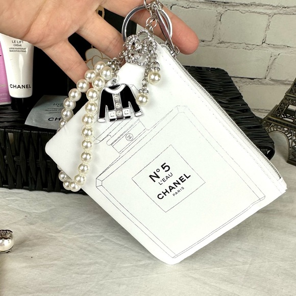 CHANEL beauty line gift set with #5 wristlet keychain and samples - Picture 2 of 9